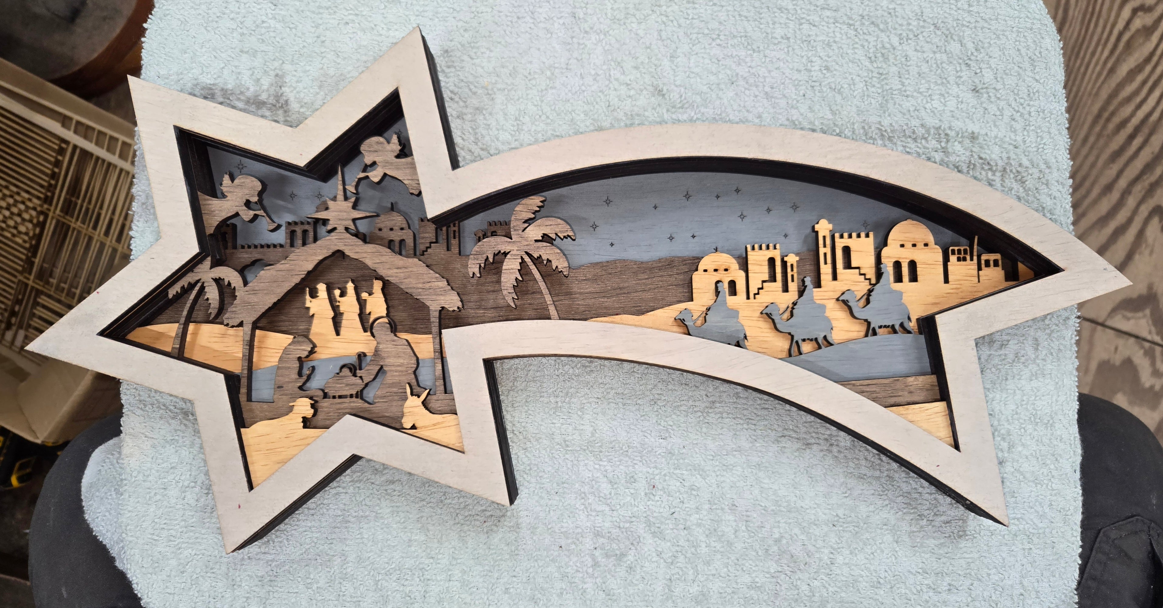 Wooden Nativity Christmas decoration 7-Layered scene cutout with a Shooting Star Frame and gray background

L x W x H = 18.5in x 1.5in x 8in