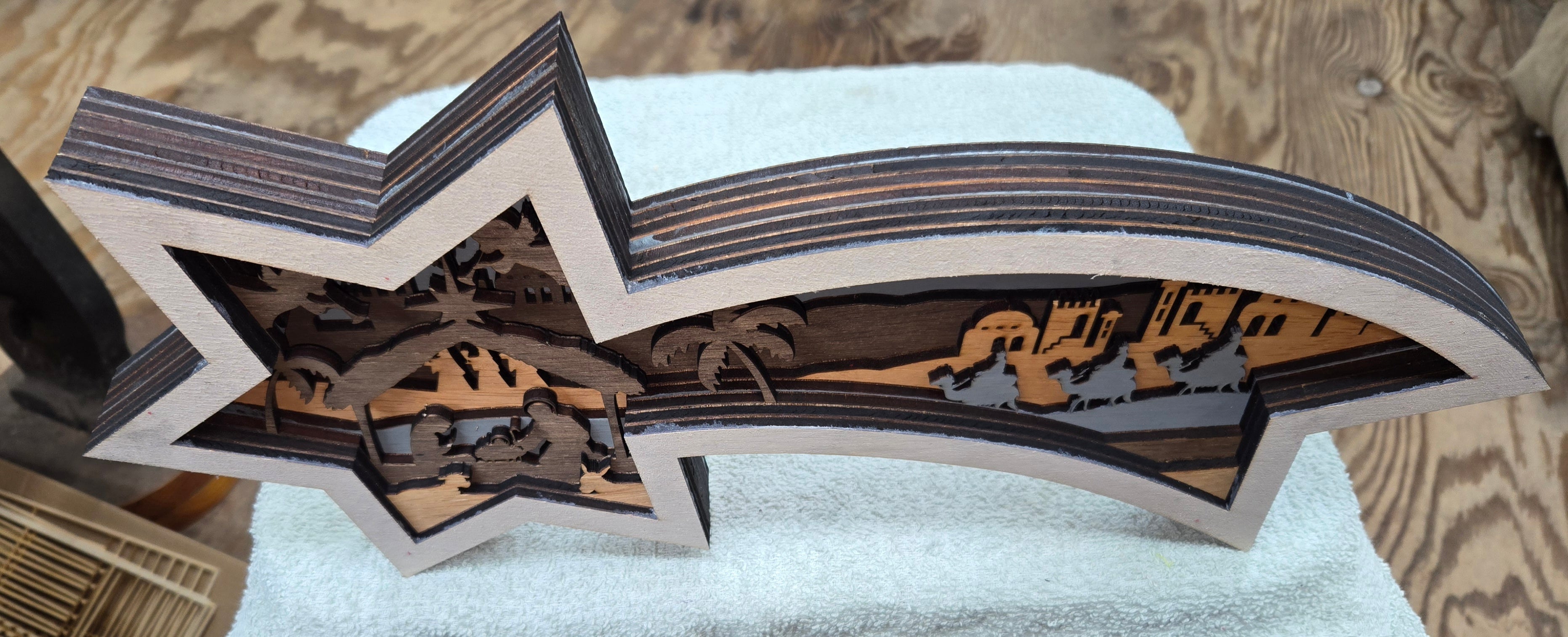 Wooden Nativity Christmas decoration 7-Layered scene cutout with a Shooting Star Frame and gray background

L x W x H = 18.5in x 1.5in x 8in